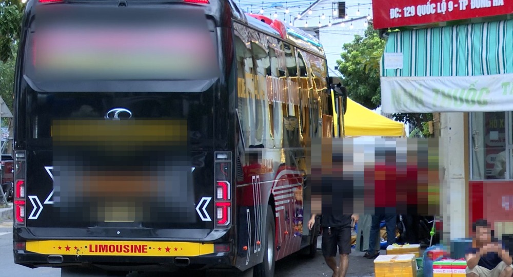 꽝찌에서 규정에 맞지 않게 승객을 태우고 내리는 자동차 상황을 바로잡습니다.