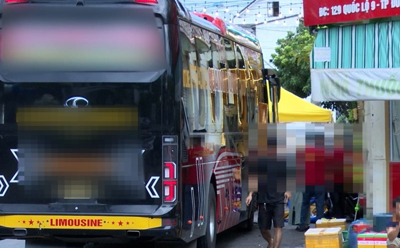 Rectify the situation of cars picking up and dropping off passengers in violation of regulations in Quang Tri.