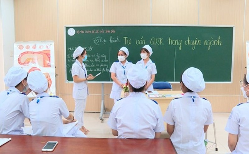 Many parents and students are interested in the tuition fees of universities. Photo: Ha Anh Chien
