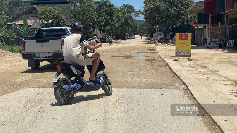 Chang chit o voi, o ga cung nhung doan duong loi lom khien viec di chuyen cua nguoi dan gap nhieu kho khan. Anh: Dinh Dai