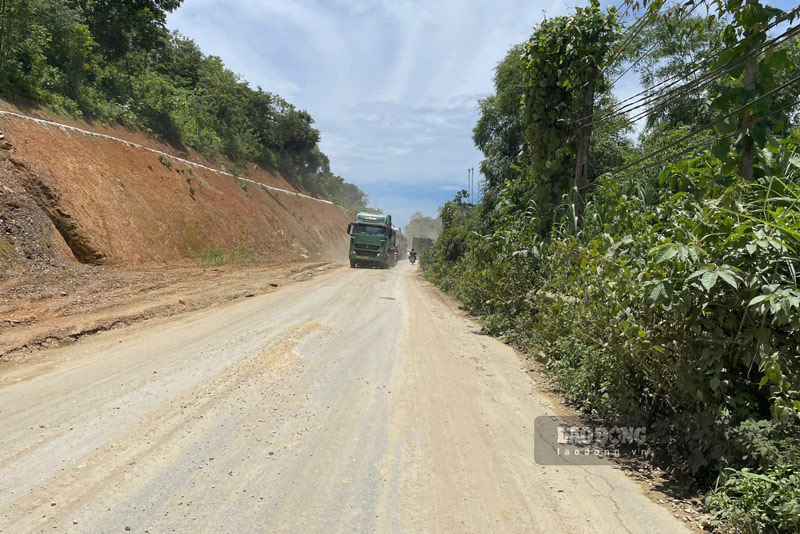 Bui bam bua vay nguoi di duong vi Quoc lo 279 thi cong cham. Anh: Dinh Dai