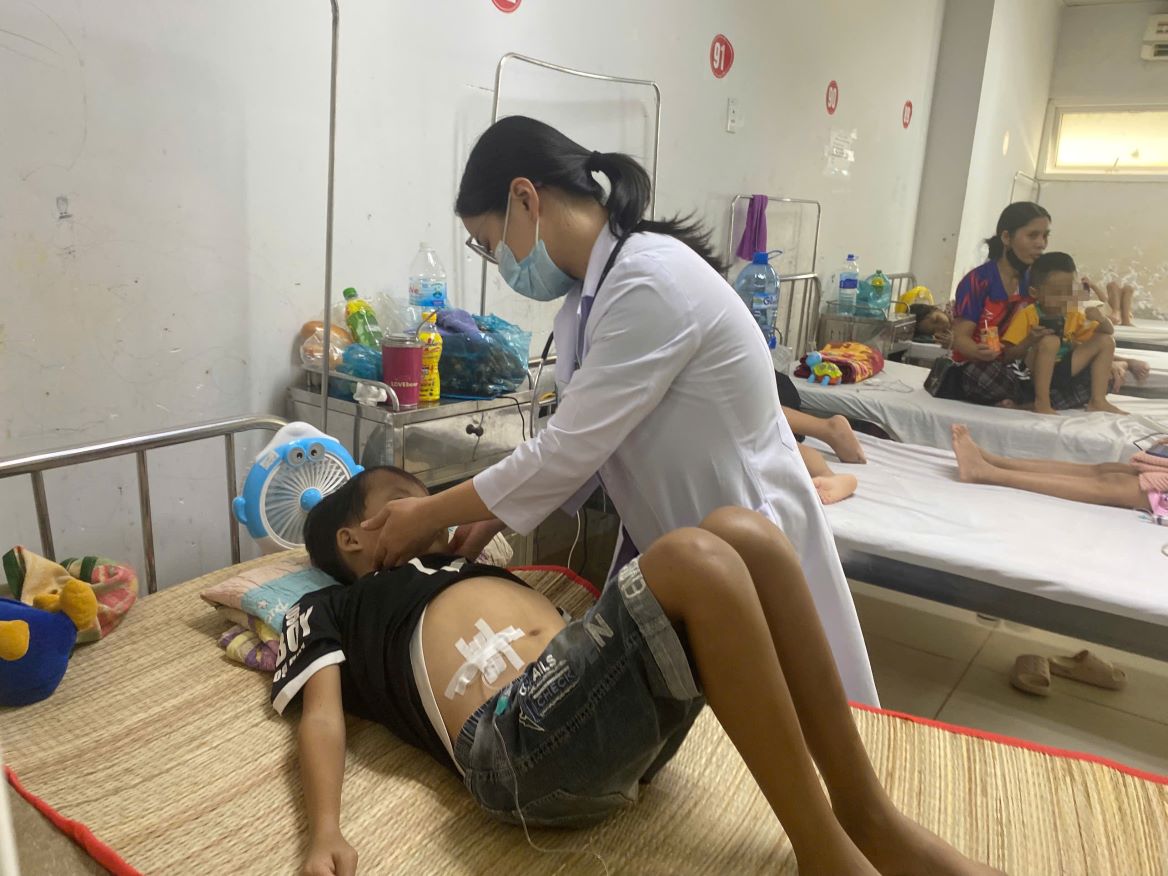 Doctors in Dak Lak check the health of patients with congenital hemorrhage. Photo: Thanh Quynh