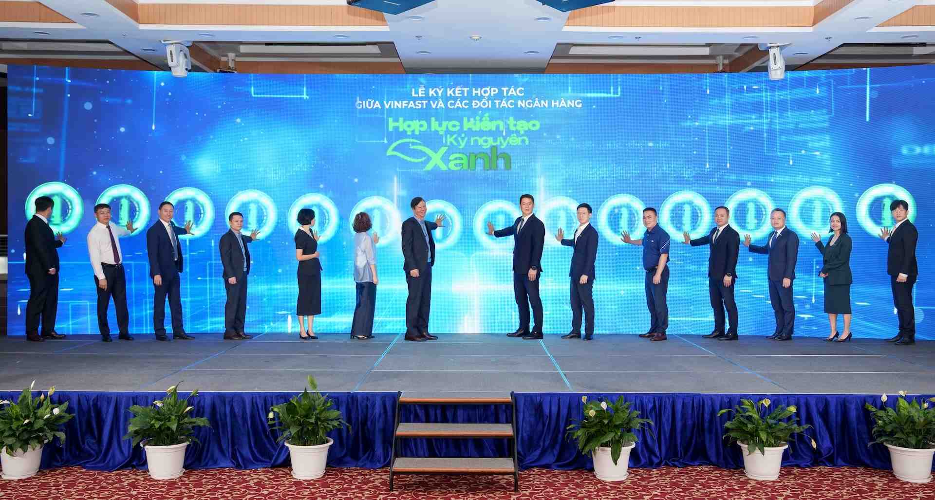 VinFast cung 12 ngan hang, to chuc tai chinh ho tro nguoi dan Ha Noi chuyen sang xe dien. Anh: Vinfast