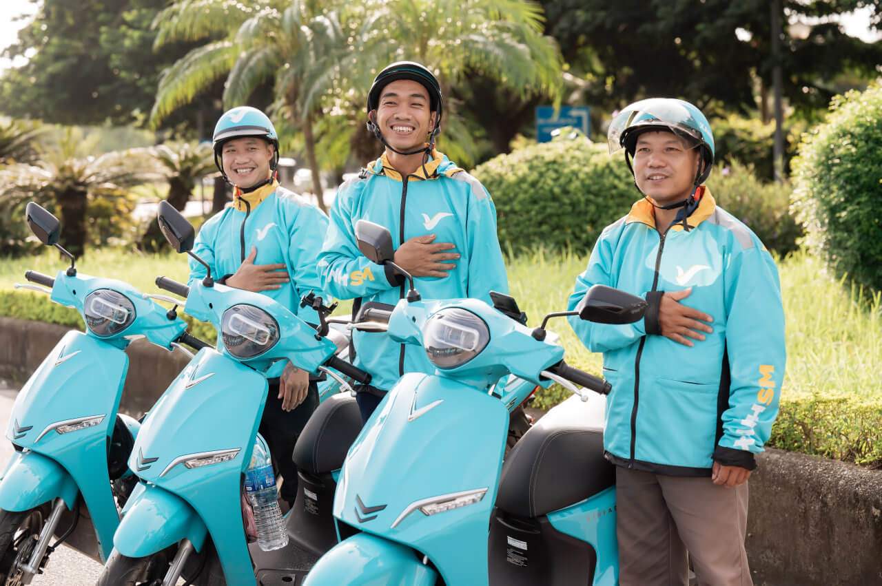 Many technology motorbike taxi drivers have switched to electric vehicles. Photo: Vinfast