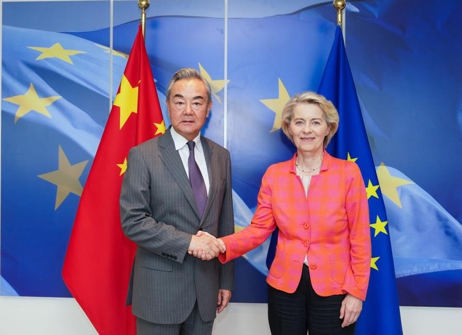 El ministro de Relaciones Exteriores chino, Vuong Nghi, y los representantes superiores sobre las politicas de seguridad externas y de la UE de la UE Kaja Kallas. Foto: Xinhua