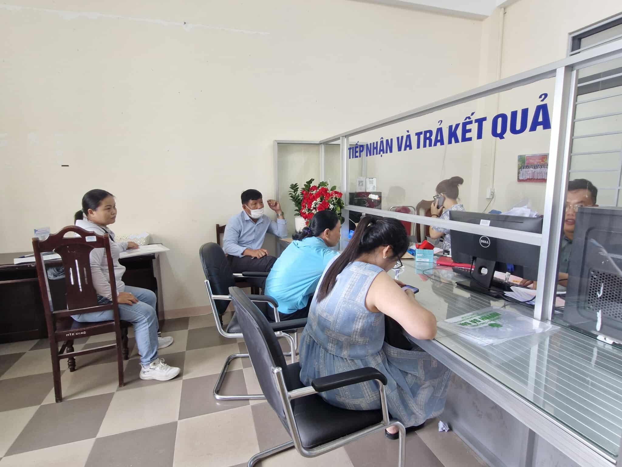 Les habitants viennent regler les procedures administratives relatives aux terres et aux titres fonciers au Centre de service administratif public du quartier de Hoa Xuan (Da Nang). Photo : Thu Giang