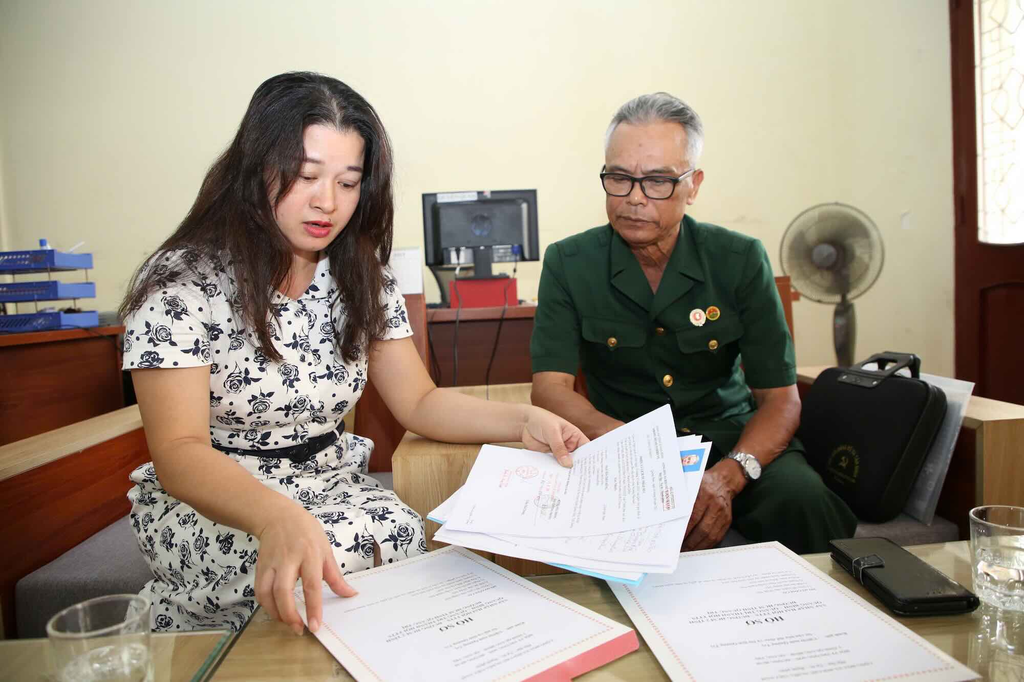 Les agences administratives de la province de Quang Tri se sont rapidement stabilisees au service de la population. Photo : Cong Sang