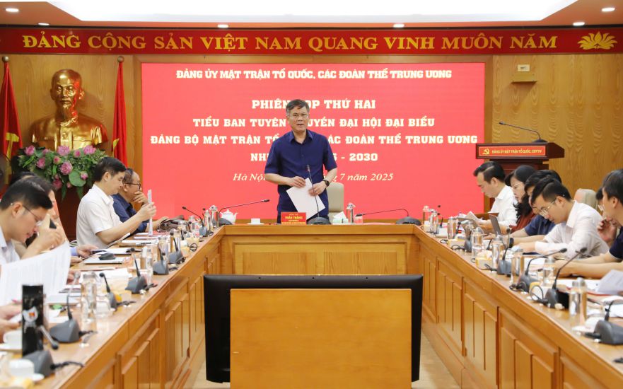 Sr. Tran Thang - Secretario Adjunto del Comite del Frente de la Paterna, organizaciones de masas centrales, hablo en la reunion. Foto: Huong Diep