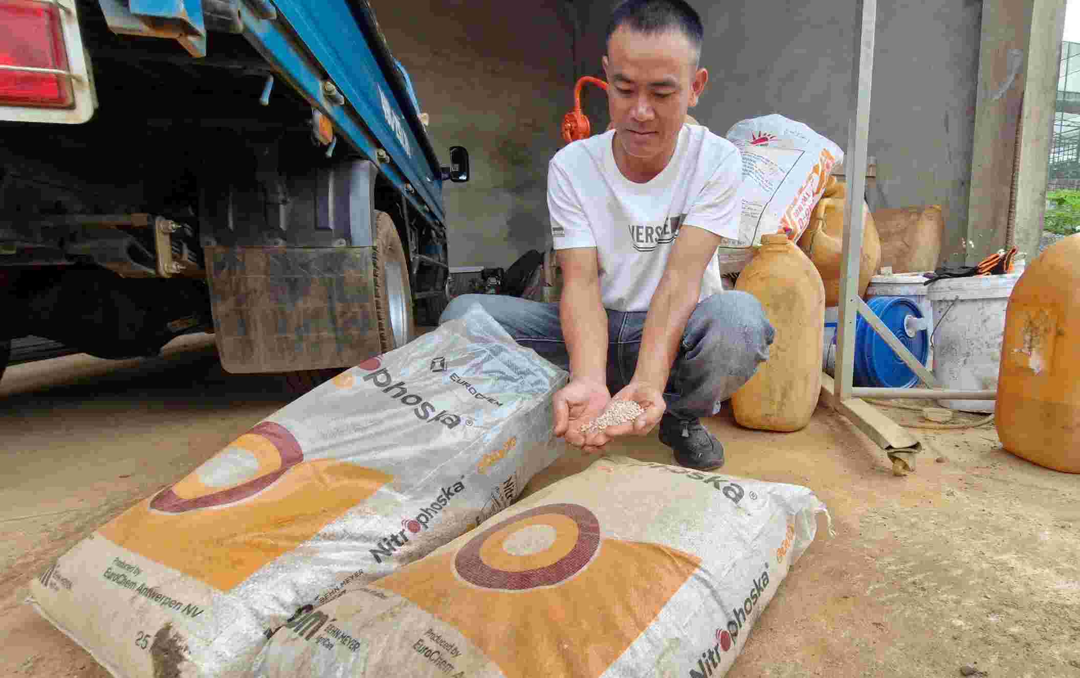 Loại phân bón gia đình anh Định mua về sử dụng. Ảnh: Lam Hồng