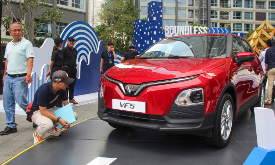 La gente participa en autos electricos. Foto: Vinfast