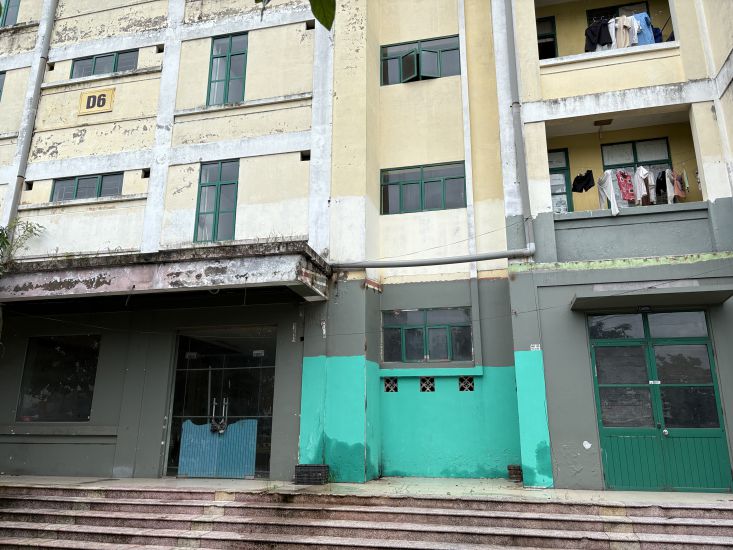 La superficie abandonnee dans un immeuble de 5 etages dans une zone de logements pour ouvriers. Photo : Bao Han