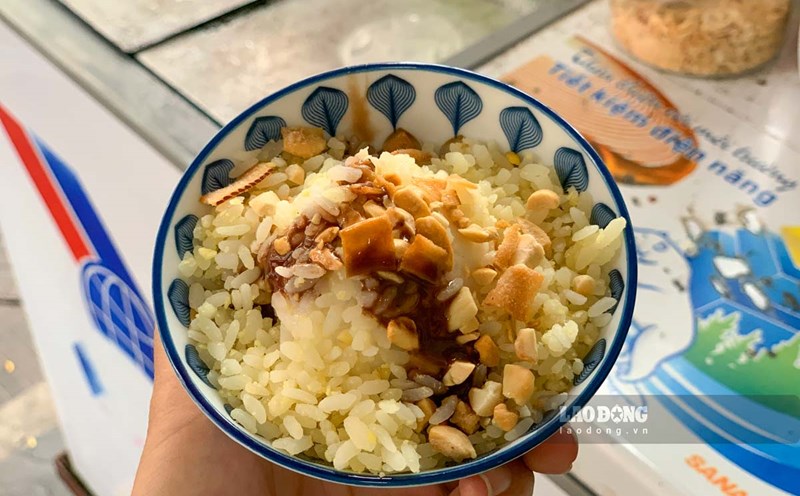 The sticky rice restaurant in Ninh Binh has maintained its traditional flavor for 35 years and has been loved by many customers. Photo: Ha Vi