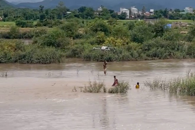 2 cháu bé ở Gia Lai thoát khỏi nguy hiểm nhờ sự nhanh trí của anh nông dân. Ảnh: Trần Văn Nghĩa