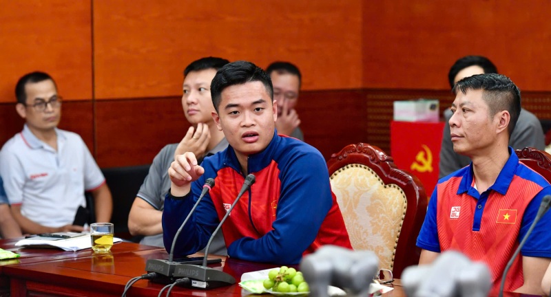 Van dong vien ban sung Quang Huy