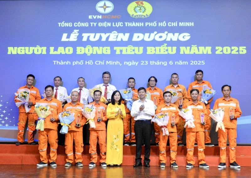 Les dirigeants d'EVNHCMC et du syndicat d'EVNHCMC felicitent les travailleurs exemplaires. Photo : Duc Long