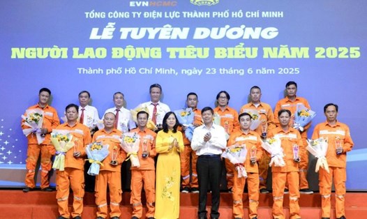 Lãnh đạo EVNHCMC và Công đoàn EVNHCMC tuyên dương các công nhân lao động tiêu biểu. Ảnh: Đức Long