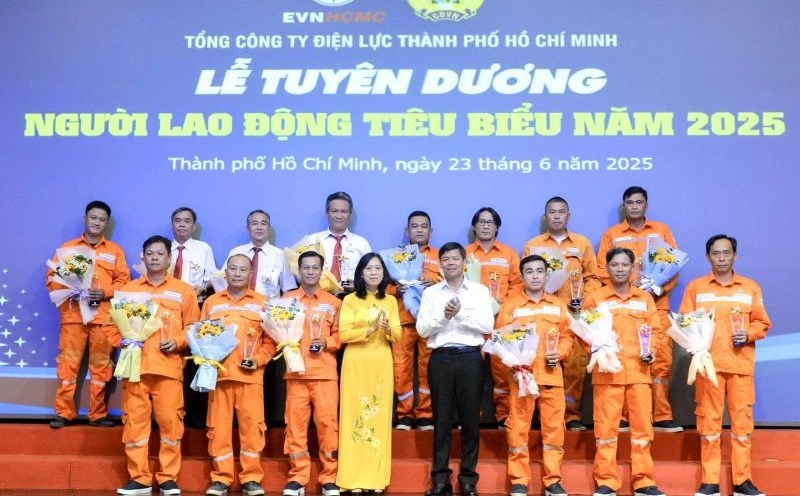 EVNHCMC leaders and EVNHCMC Trade Union honored outstanding workers. Photo: Duc Long
