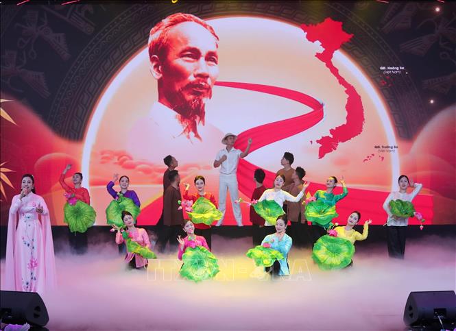 Chuong trinh nghe thuat tai buoi giao luu. Anh: Trong Duc/TTXVN