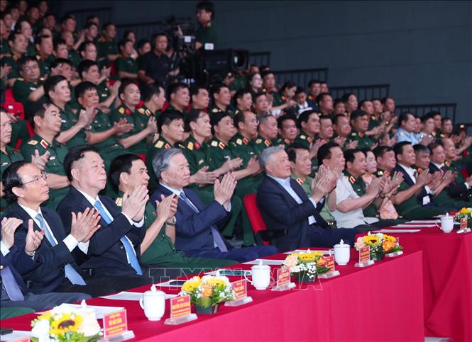 Tong Bi thu To Lam, cac dong chi lanh dao Dang, Nha nuoc, Bo Quoc phong tai buoi giao luu. Anh: Trong Duc/TTXVN