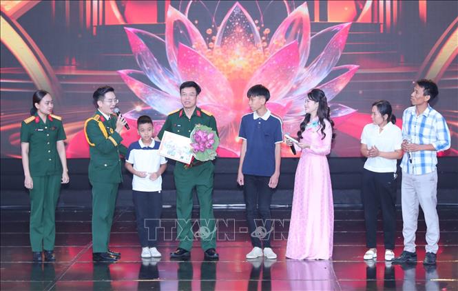 Cac guong dien hinh trong nganh quan y va benh vien TW Quan doi 108 giao luu voi khan gia. Anh: Trong Duc/TTXVN