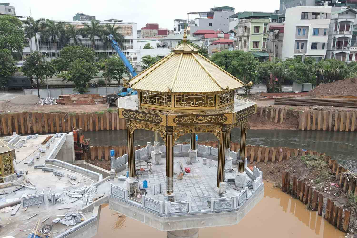 Diem nhan cua dap dang la dai quan sat co kien truc hinh bat giac son mau vang, duoc xay dung giua dap.