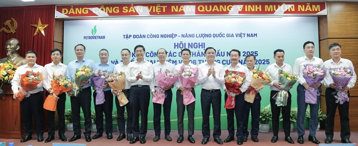 Lanh dao PV GAS duoc vinh danh tai Hoi nghi so ket cong tac 6 thang dau nam 2025. Anh: PV GAS