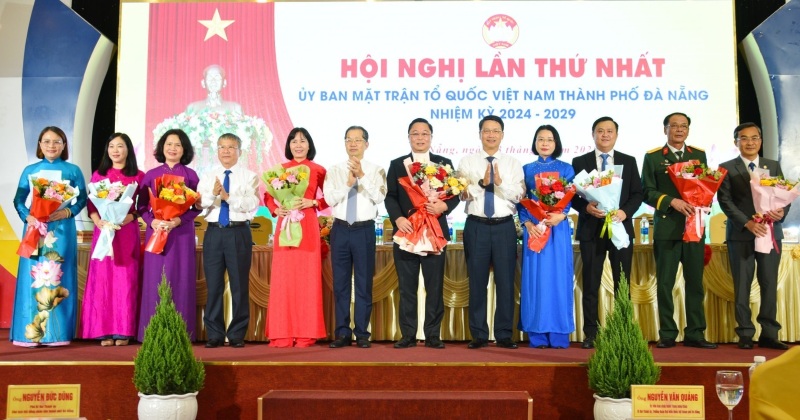 Lanh dao TP Da Nang chuc mung tan Chu tich Uy ban MTTQ Viet Nam Le Tri Thanh va cac Pho Chu tich Uy ban MTTQ Viet Nam thanh pho, nhiem ky 2024-2029. Anh: Cong thong tin Da Nang