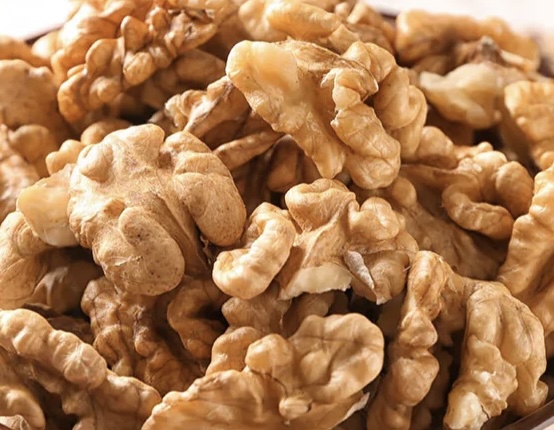 Foods rich in potassium, calcium, fiber and low in sodium, including walnuts, are recommended for breakfast for people with high blood pressure. Photo: Kieu Vu