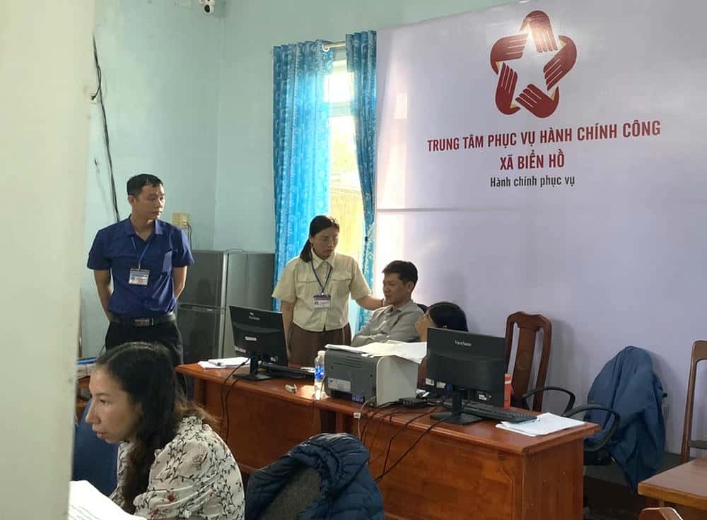 Les fonctionnaires de la commune de Bien Ho province de Gia Lai charges de la reception des dossiers pour regler les procedures administratives. Photo : Thanh Tuan