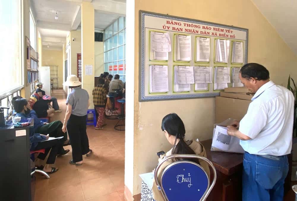Nhiều người dân đến UBND xã, phường để làm thủ tục hành chính. Ảnh: Thanh Tuấn 