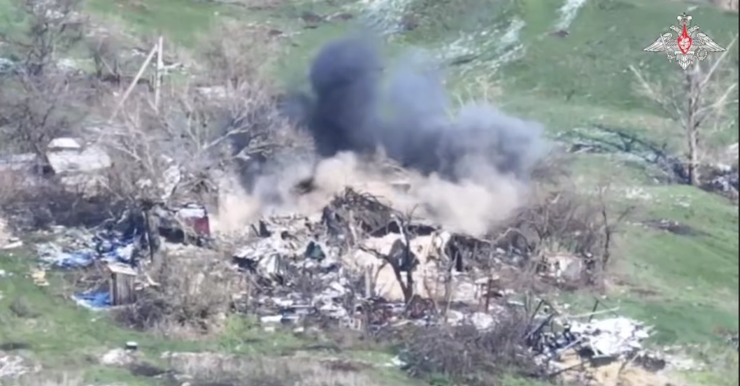 L'artillerie Giatsint-B russe detruit le site ukrainien. Photo : Ministere russe de la Defense