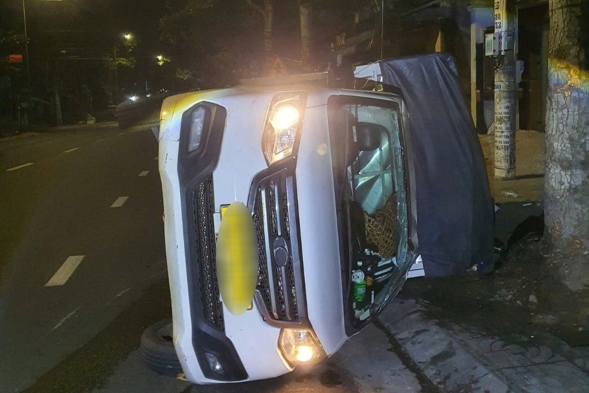 The truck overturned after colliding strongly with a large-displacement motorbike. Photo: SOS72