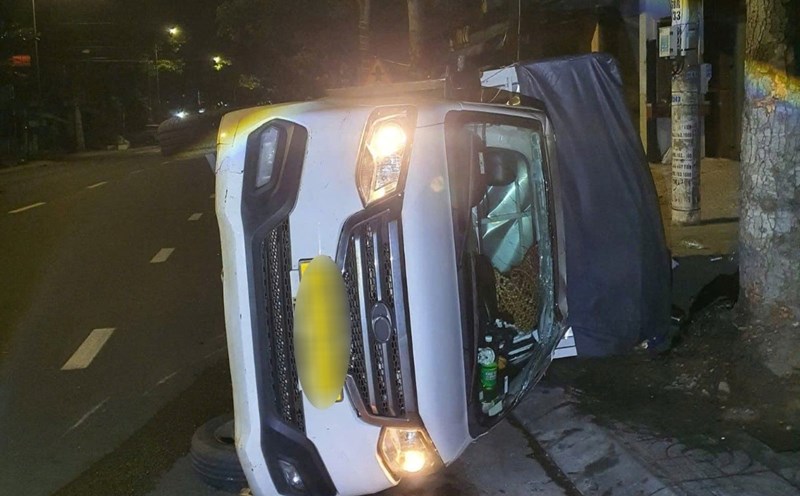 The truck overturned after colliding strongly with a large-displacement motorbike. Photo: SOS72