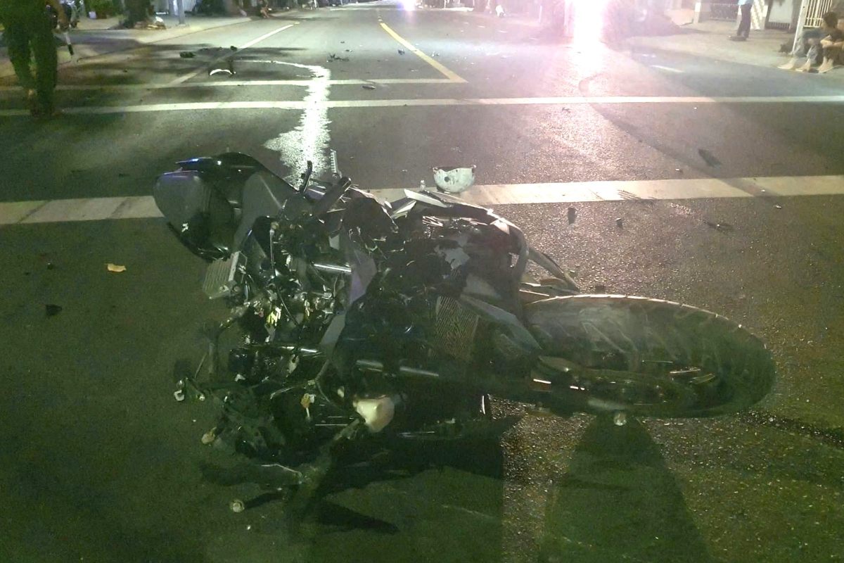 Xe moto bi hu hong nang sau vu va cham. Anh: SOS72
