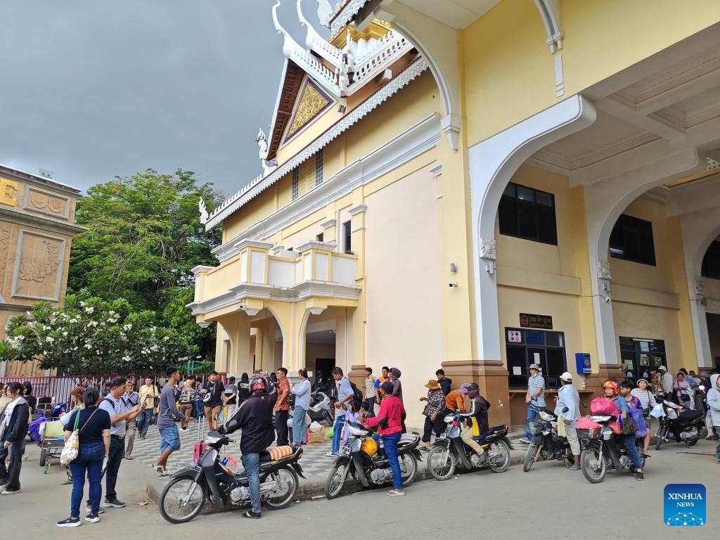 Los camboyanos esperan procedimientos de entrada a Tailandia en Poipet International Border Gate, provincia de Bantay Meanchey, Camboya, el 8.6.2025. Foto: Xinhua
