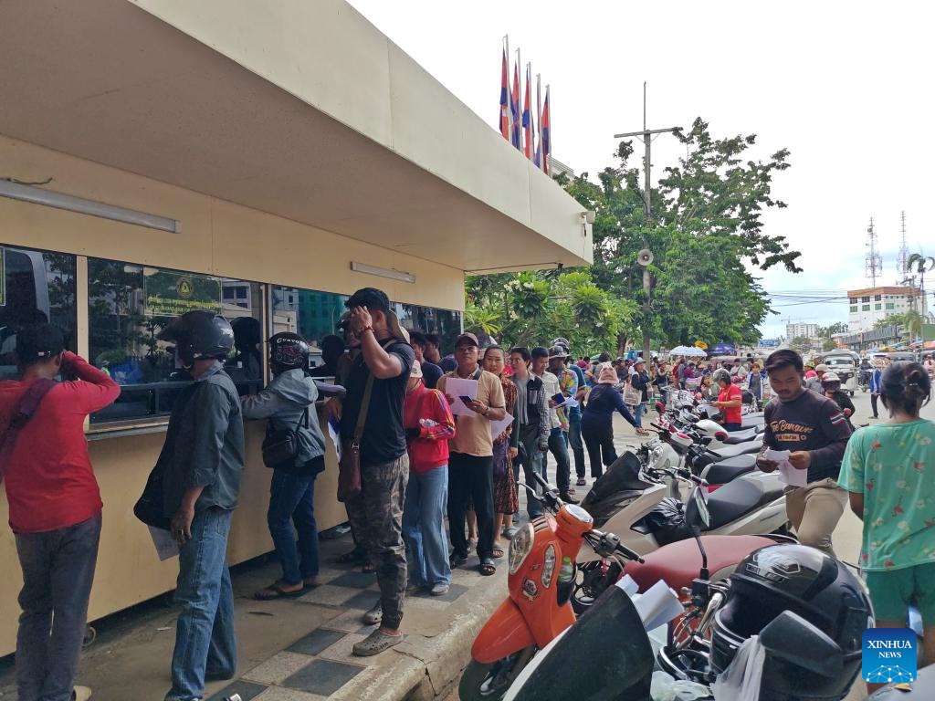 Nguoi dan Campuchia cho lam thu tuc nhap canh vao Thai Lan tai Cua khau Quoc te Poipet, tinh Banteay Meanchey, Campuchia, ngay 8.6.2025. Anh: Xinhua