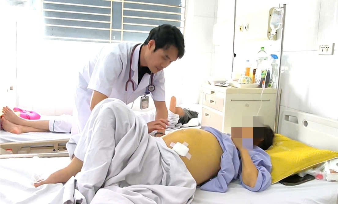 간염 환자가 중앙 열대 질환 병원에서 치료를 받고 있습니다. 사진: Thanh Dang