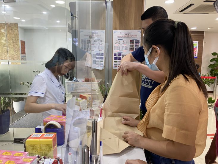 하노이 의과대학 병원은 약을 담기 위해 종이 봉투를 사용합니다. 사진: Thuy Linh
