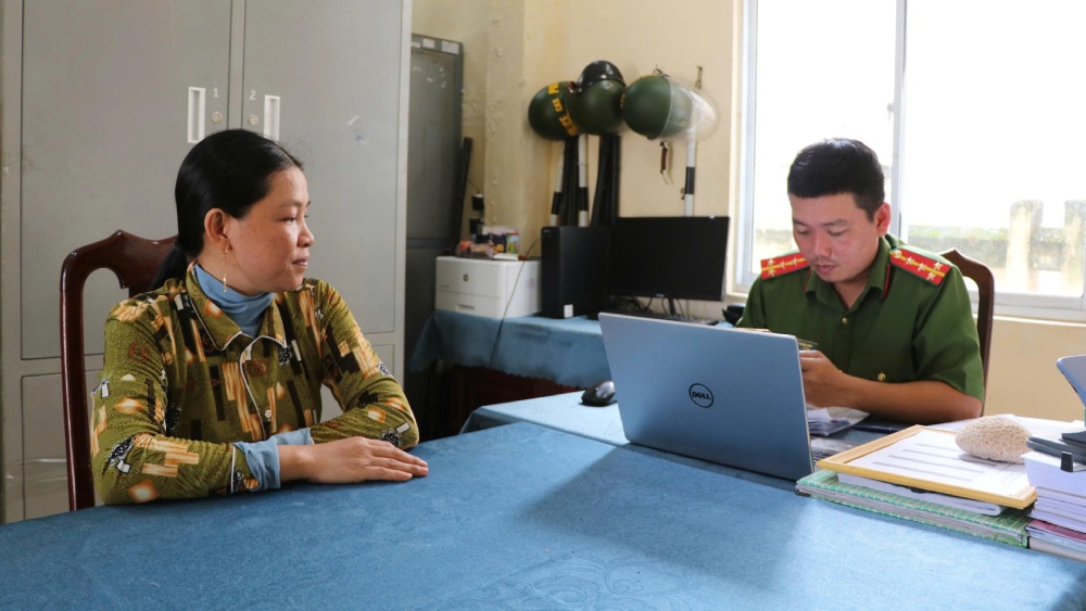 Cong an huong dan nguoi dan lam cac thu tuc hanh chinh. Anh: Tien Dung