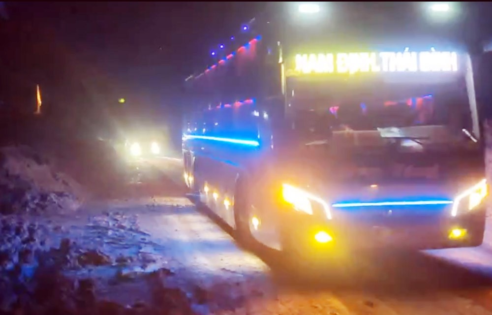 Le point de glissement de terrain au Km12+600 de la route nationale 4D menant a Sa Pa a ouvert une voie a 1 voie. Photo : Fournie par les habitants