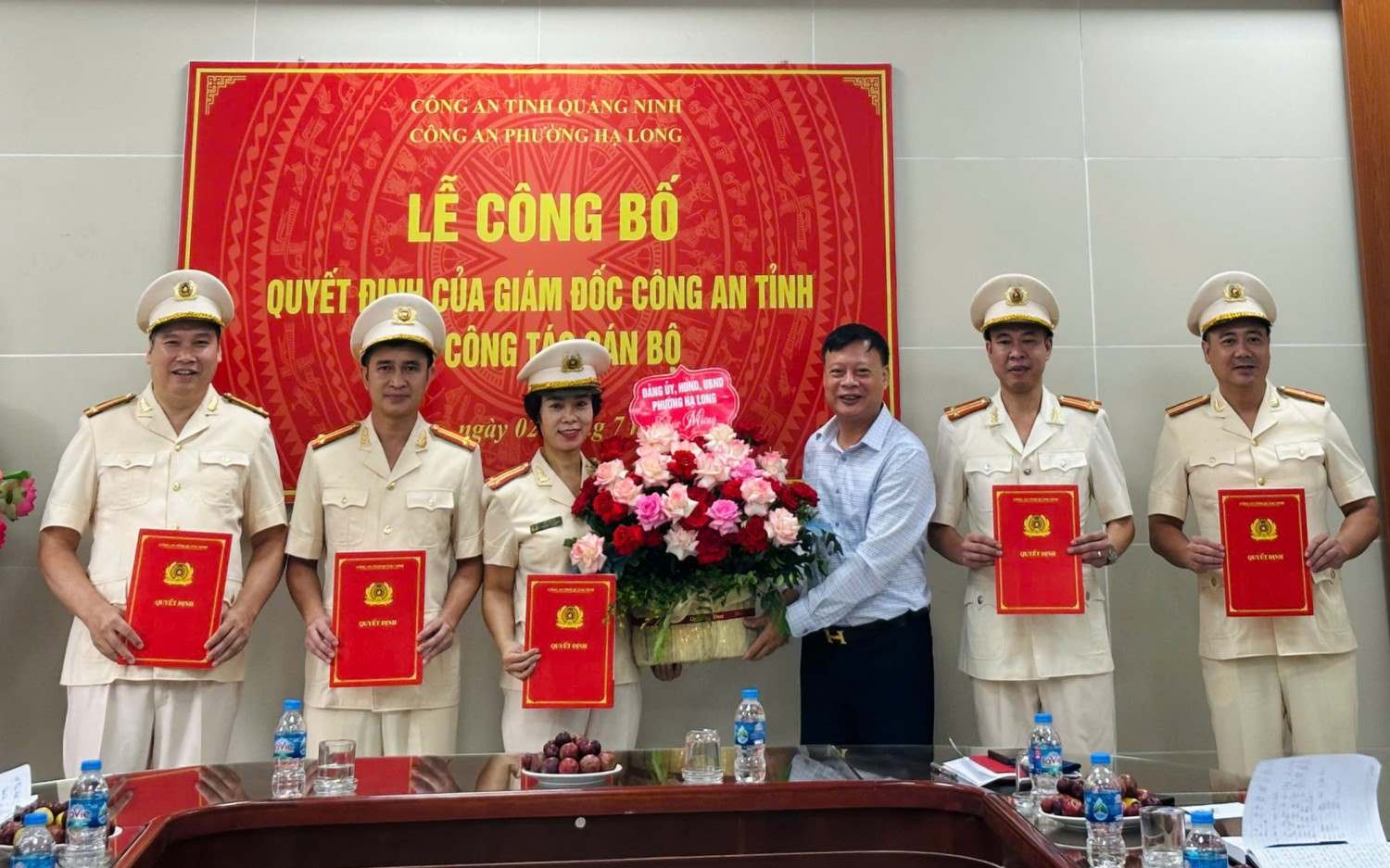 Lãnh đạo phường Hạ Long chúc mừng các cá nhân nhận quyết định đảm nhiệm chức vụ Phó trưởng Công an phường Hạ Long. Ảnh: Công an tỉnh Quảng Ninh