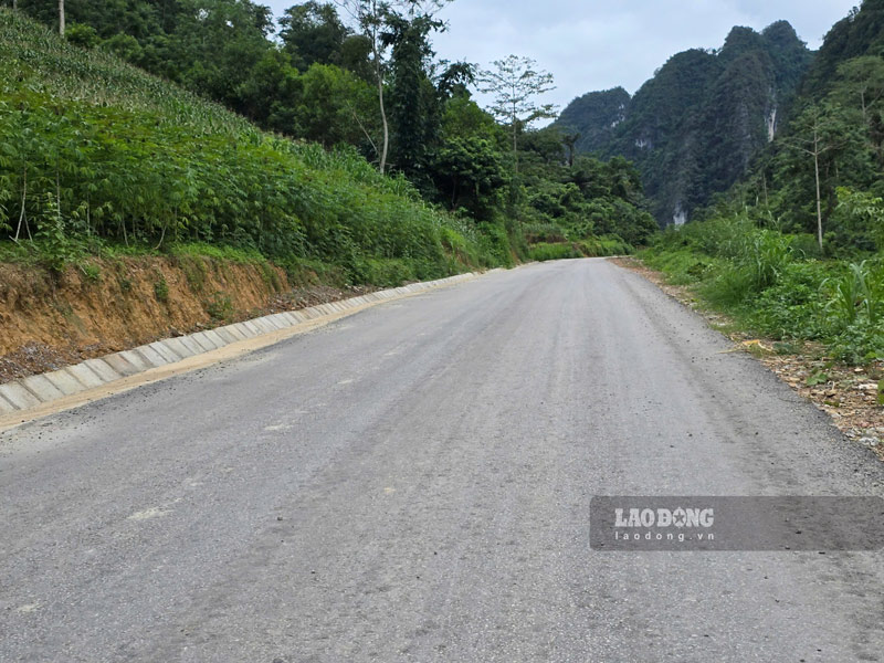 Mot so doan duong da duoc trai tham nhua, he thong thoat nuoc duoc xay lap dong bo. Anh: Tan Van