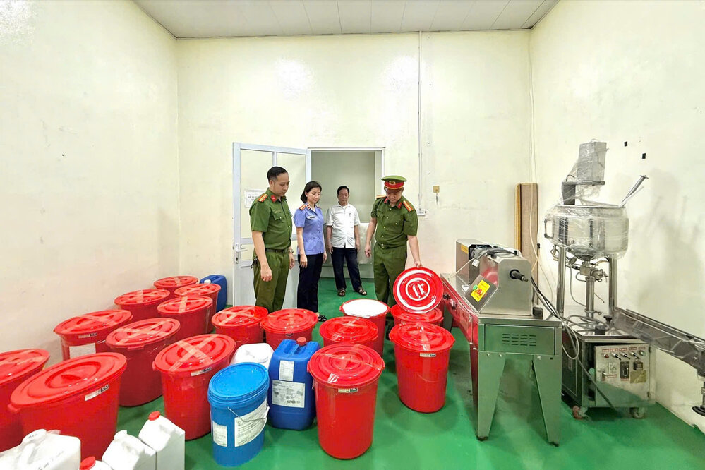 Cơ quan chức năng khám xét cơ sở sản xuất. Ảnh: Công an tỉnh Phú Thọ.