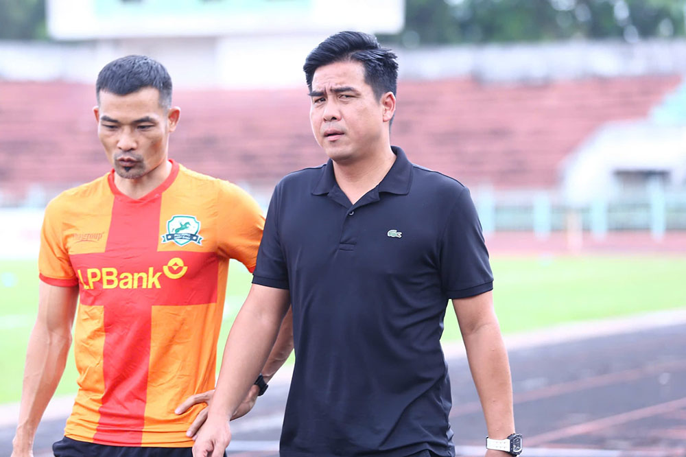 Viet Thang 감독(오른쪽)이 Truong Tuoi Binh Phuoc 클럽을 이끌 가능성이 높습니다. 사진: Thanh Vu
