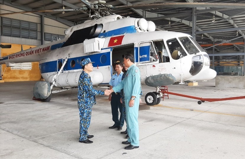 Truc thang cua Trung doan 930, Su doan Khong quan 372 (Quan chung Phong khong Khong quan) tham gia cuu tro cho nguoi dan bi co lap tai xa Phuoc Loc, huyen Phuoc Son, Quang Nam (cu) vao nam 2020. Anh: Viet Dung