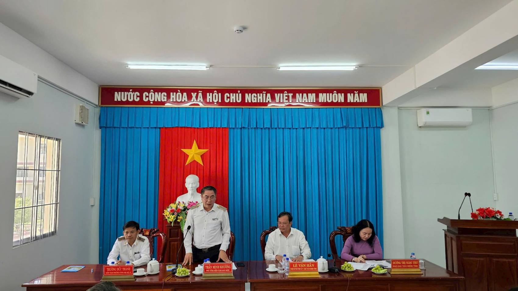 Le directeur general adjoint de l'Audit d'Etat Tran Minh Khuong s'exprime lors de la seance de deploiement de l'audit budgetaire local en 2024 province de Tra Vinh. Photo : Nguyen Duyen