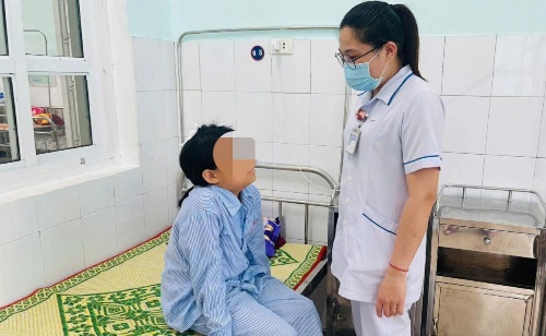 Be gai bi khi tan cong dieu tri tai benh vien. Anh: Han Nguyen