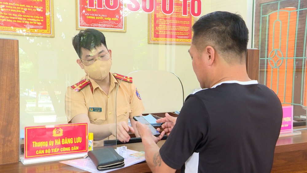 El personal del equipo registro y administro el vehiculo y la policia provincial de Quang Ninh para guiar a las personas a los procedimientos para transferir la propiedad electronica. Foto: Quang Ninh Policia provincial