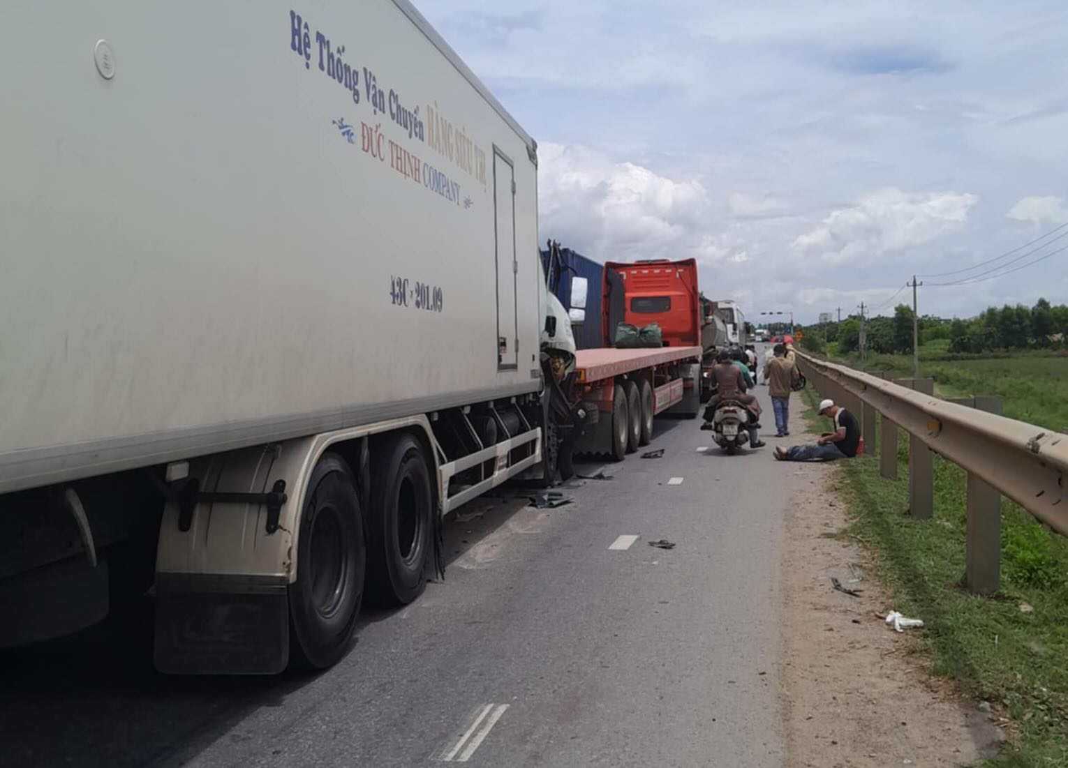 L'accident de 5 voitures sur Dong Hoi Bypass Road. Photo: Tran Tuan