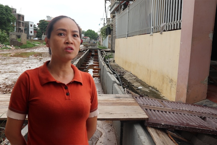 The sewer is one meter higher than the house, so people in Hanoi are temporarily moving.